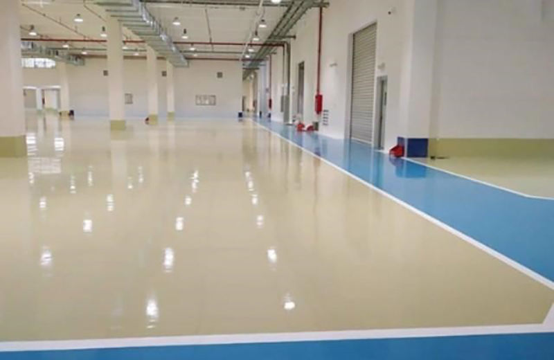 Sàn epoxy có bề mặt bóng, giúp hạn chế tình trạng tích tụ bụi bẩn