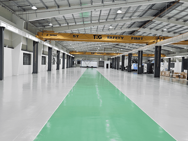 Thi công sơn sàn epoxy đòi hỏi sự cẩn thận và kỹ thuật cao