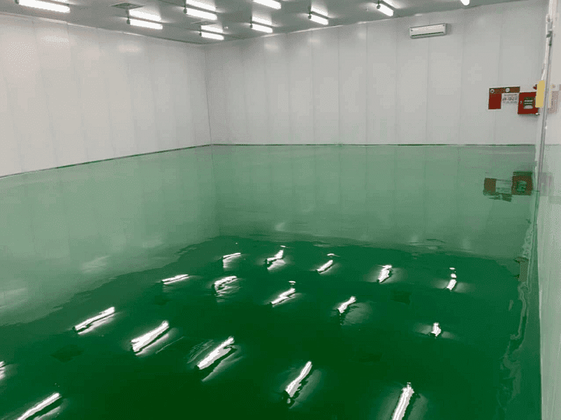 Nếu bề mặt còn ẩm ướt lớp sơn epoxy sẽ không thể bám dính chắc chắn